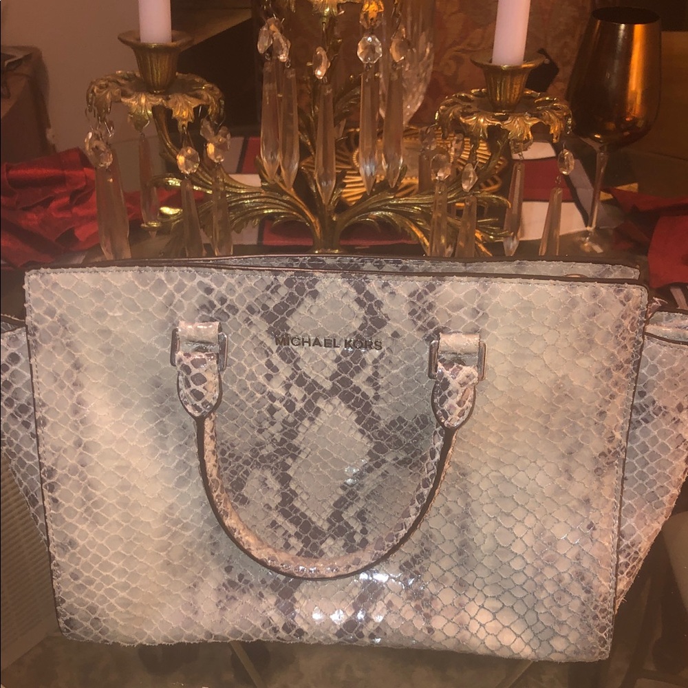 😎🥰😎Michael Kors Snake-Print Tote in Beige and Gray